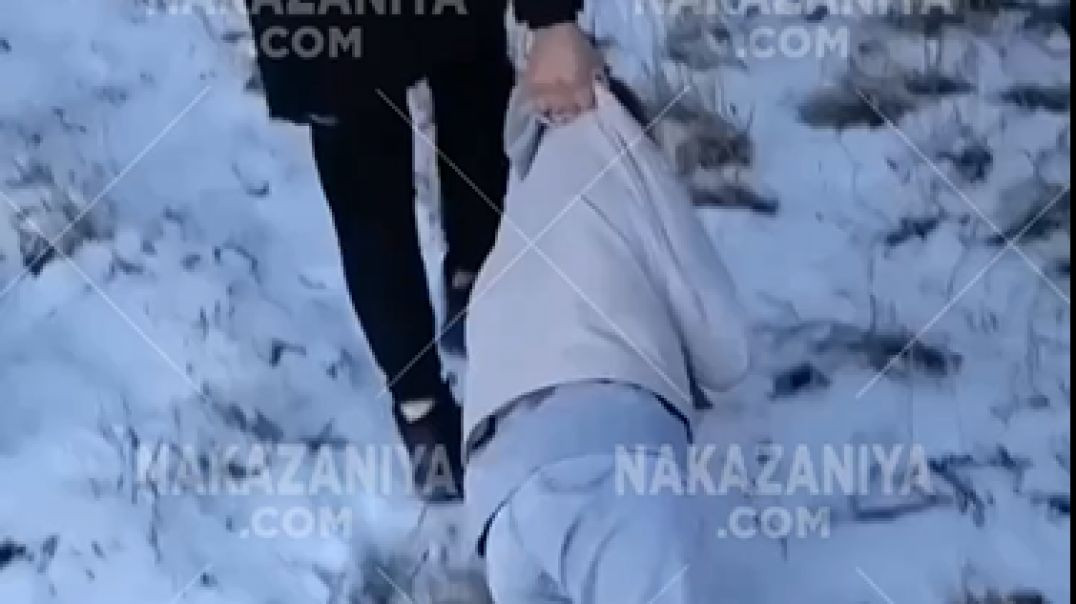 Раздел и заставил сосать голую закладчицу ⭐️ Закладчица милашка лежит голая на снегу