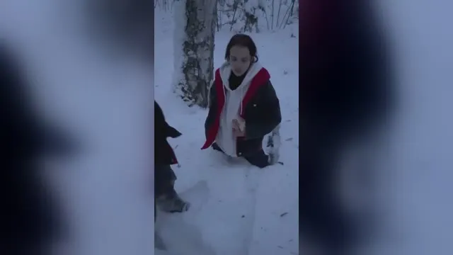 Закладчицу поставив на колени выебали в рот