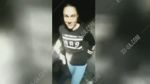 Закладчицу раздели и облили мочой
