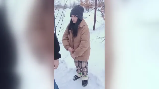 Банда спортиков выебала закладчицу на глазах у её парня