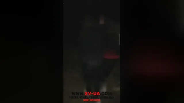 Русскую молодую закладчицу поставив на колени в лесу выебали в рот