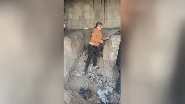Старушку закладчицу раздели заставив сосать