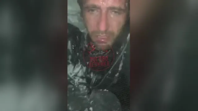Солевую закладчицу ебут в рот пока её парень на коленях