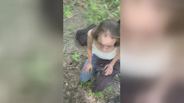 Парень смотрит как его девушка закладчица сосет хуй спортикам